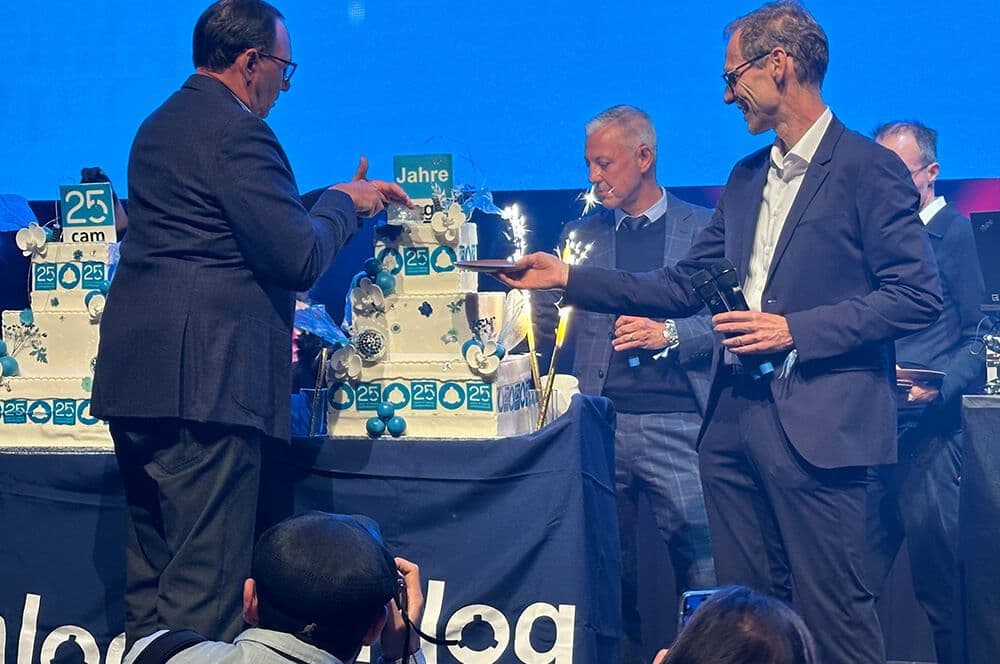 Bei der Jubiläumsfeier durfte natürlich auch eine Torte nicht fehlen. Es waren sogar zwei, damit alle 800 Gäste ein Stückchen bekamen. Angeschnitten wurde die Torte von den aktuellen Camlog-Geschäftsführern und ihrem Vorgänger Michael Ludwig.