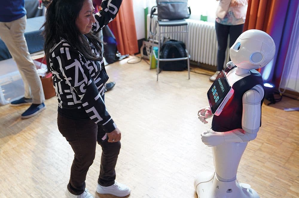 Pepper Robot lockert die Stimmung in den Pausen auf.