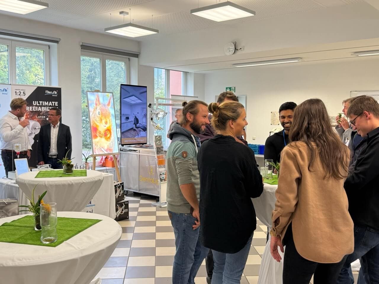 Auch in den Pausen nutzen die Teilnehmerinnen und Teilnehmer die willkommene Gelegenheit zum Austausch und Netzwerken und holen sich interessante Informationen bei den ausstellenden Unternehmen Dentaurum, Geistlich Biomaterials, Bien-Air, RESORBA und DentalLight.
