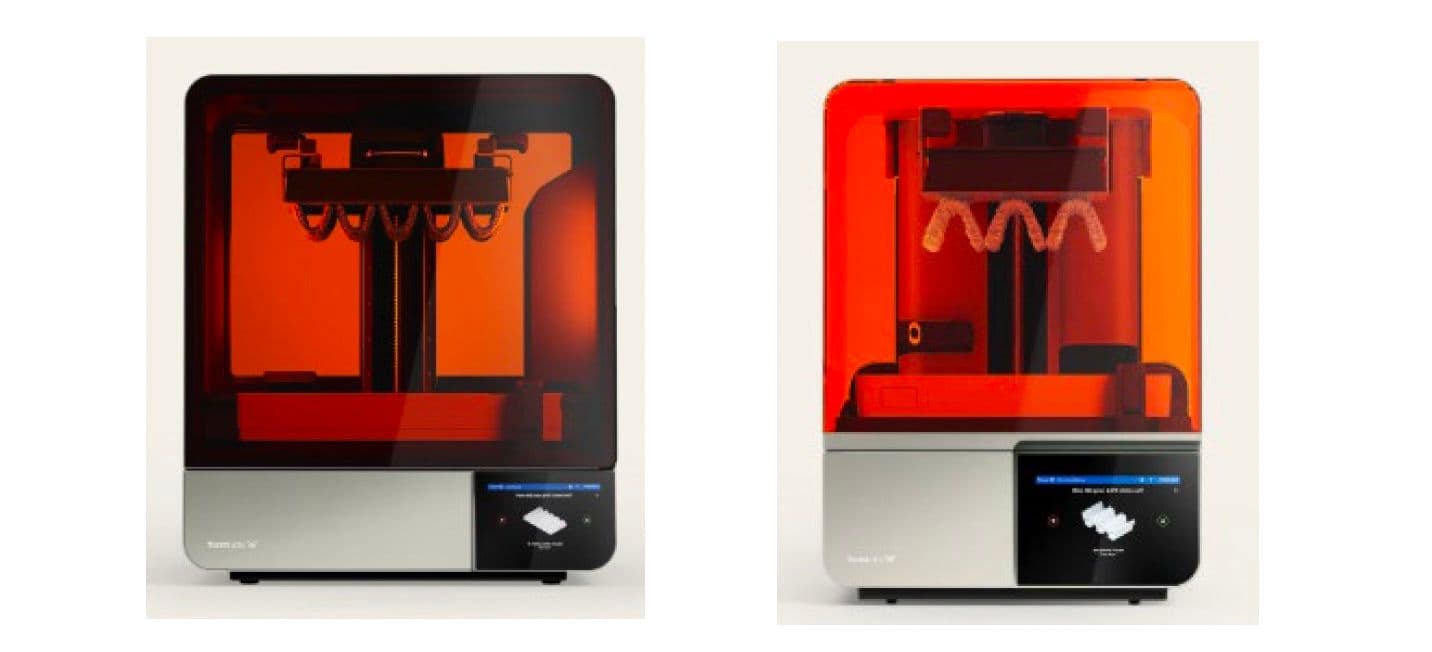 Zwei 3D-Drucker mit orangefarbenem, durchsichtigem Gehäuse und silberner Basis mit Touchscreen-Display nebeneinander: links der kompaktere Form 4B, rechts der größere Form 4BL.