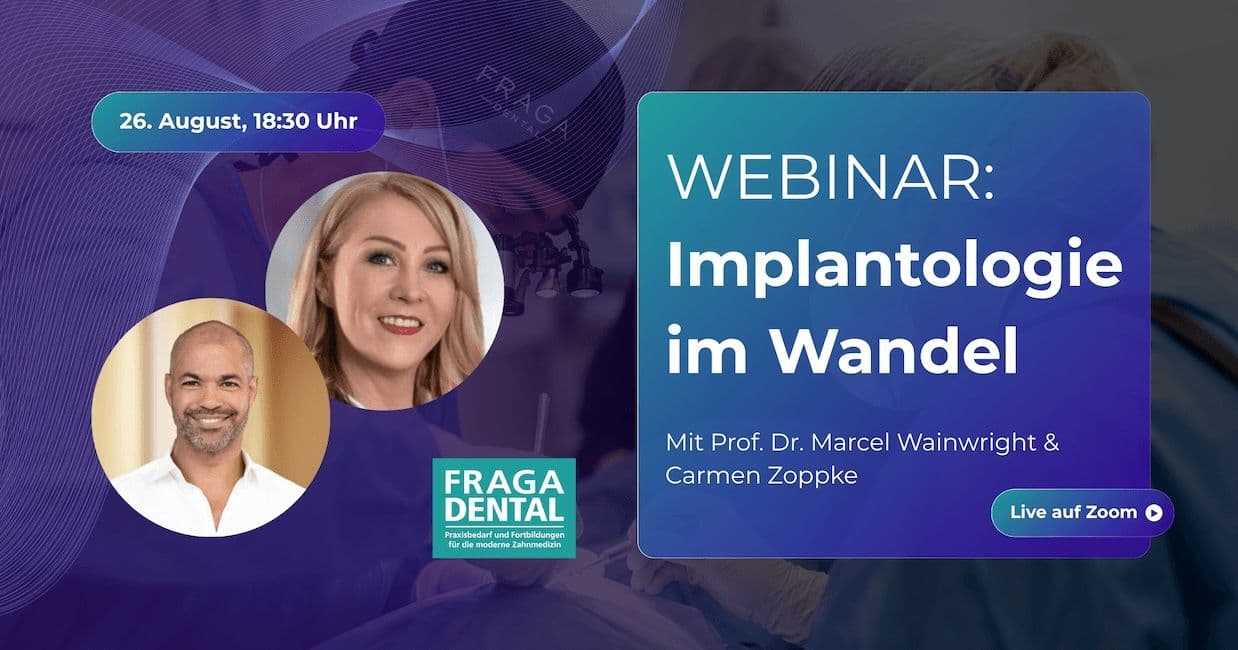 Werbegrafik für das Webinar „Implantologie im Wandel" von Fraga Dental am 26. August, 18:30 Uhr, live auf Zoom, mit Porträtfotos von Prof. Dr. Marcel Wainwright und Carmen Zoppke.