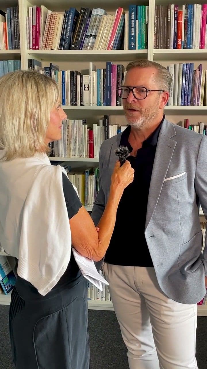 Marcus Kieffer im Interview vor einem Bücherregal.