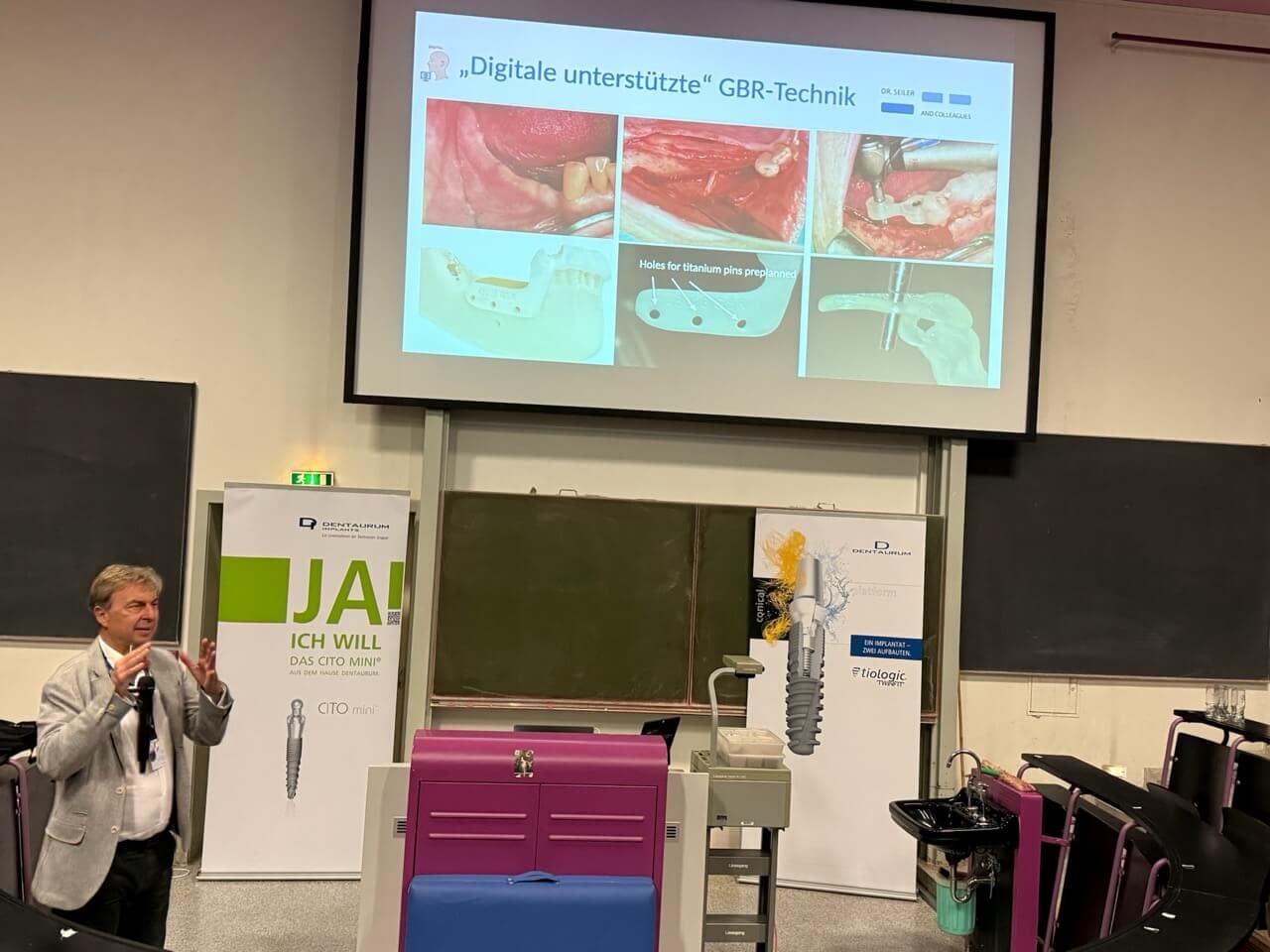 Mit über 6500 Operationen im Jahr decken Dr. Marcus Seiler und Kollegen ein breites Spektrum an Indikationen und Erfahrungen ab. Er verglich analoge mit heutigen digital gestützten Augmentationsmaßnahmen. Mit diesen modernen Methoden schafft er in der Klinik den Knochen dorthin, wo er prothetisch funktional und auch ästhetisch hin gehört. Seiler lobte eingangs die große Wertschätzung, die er und viele Kolleginnen und Kollegen bei Dentaurum erlebe.