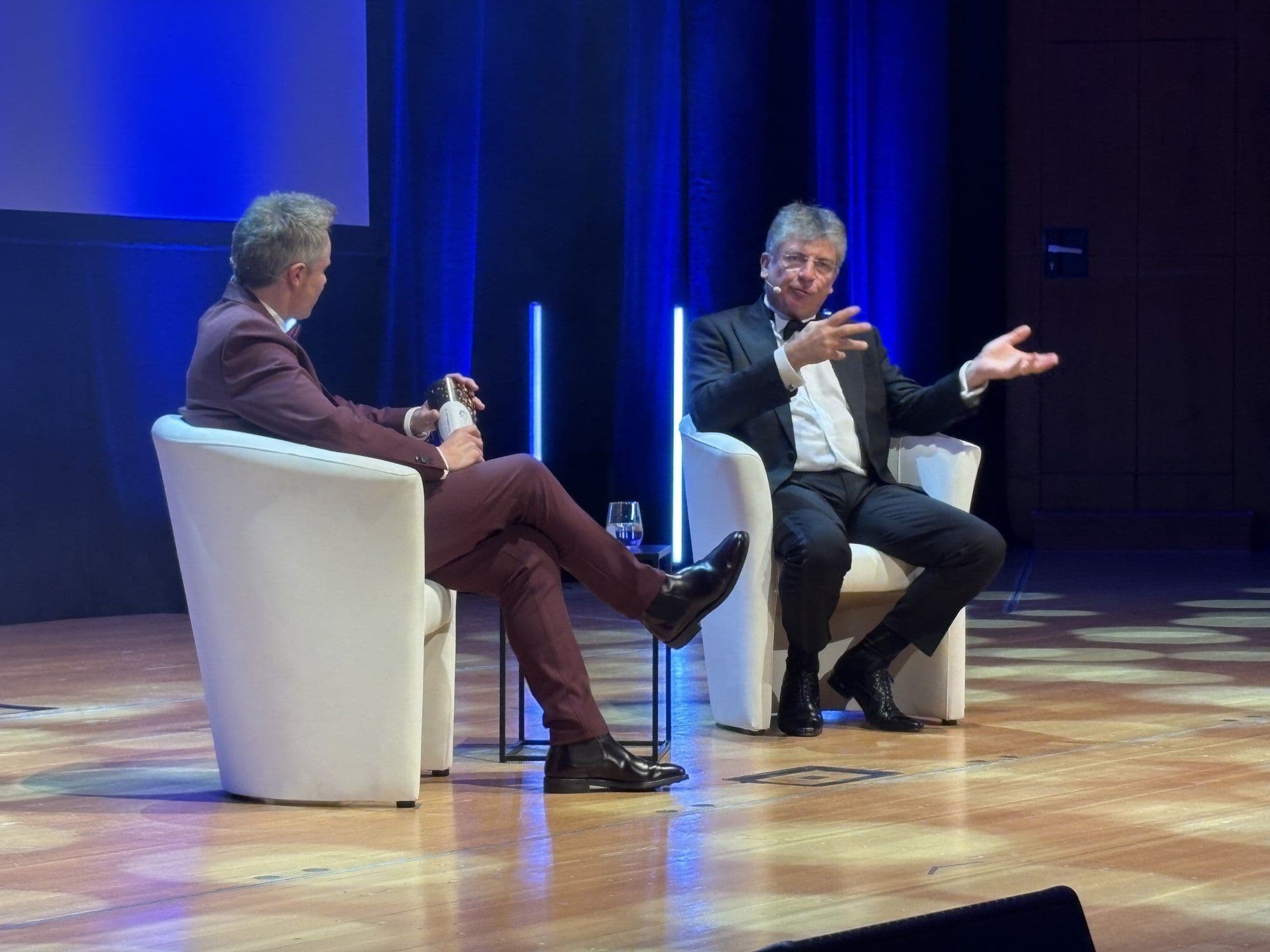 Moderator Sebastian Messerschmidt im Gespräch mit Marc S. Pace.