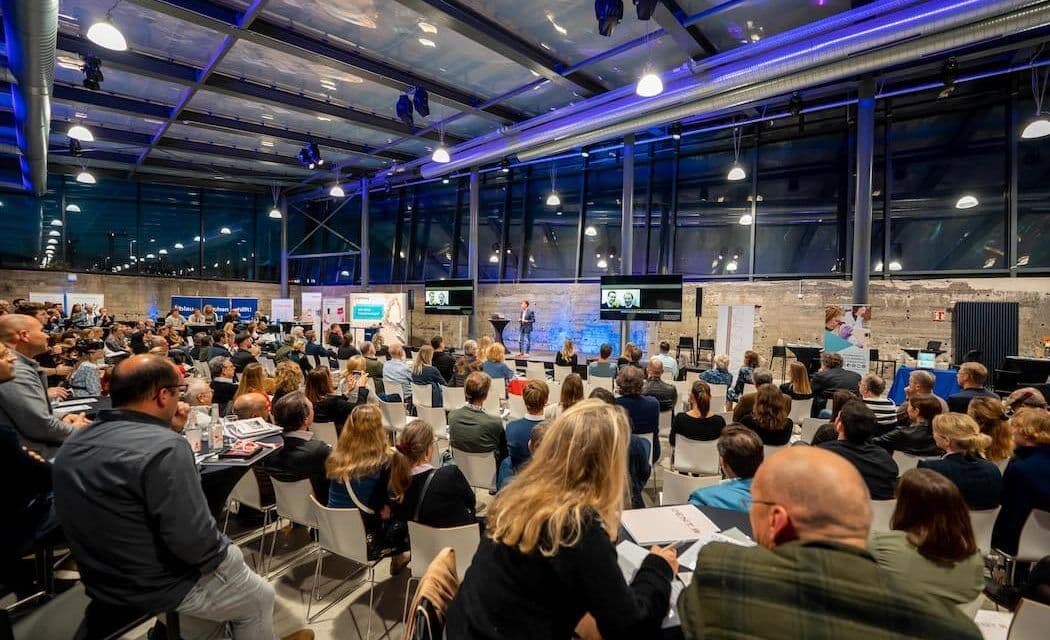 Volles-Haus-bis-zur-spaeter-Stunde-1050×640