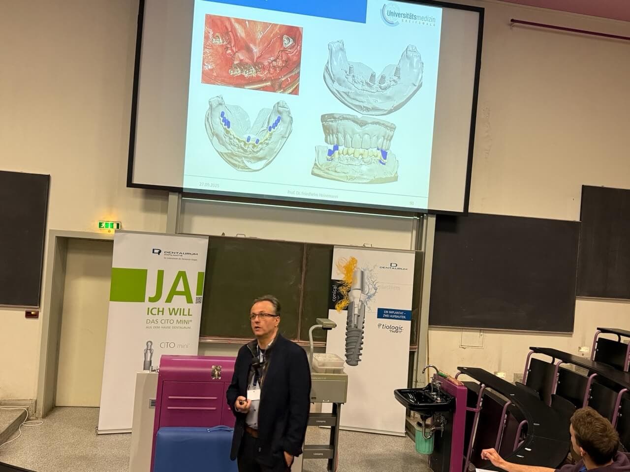 Den Bogen zwischen Wissenschaft und Praxis spannte auch Prof. Dr. Friedhelm Heinemann. Das einzigartige Tologic TwinFit von Dentaurum bietet bei einem Implantat zwei verschiedene Aufbauvarianten: Platform oder Konus. Nicht nur intraoperativ sichert dies große Flexibilität, auch z.B. nach altersbedingtem Rückgang des Zahnfleisches kann die Prothetik zu einem späteren Zeitpunkt sehr unkompliziert angepasst werden. “Dentaurum hat hier ein absolutes Alleinstellungsmerkmal”.