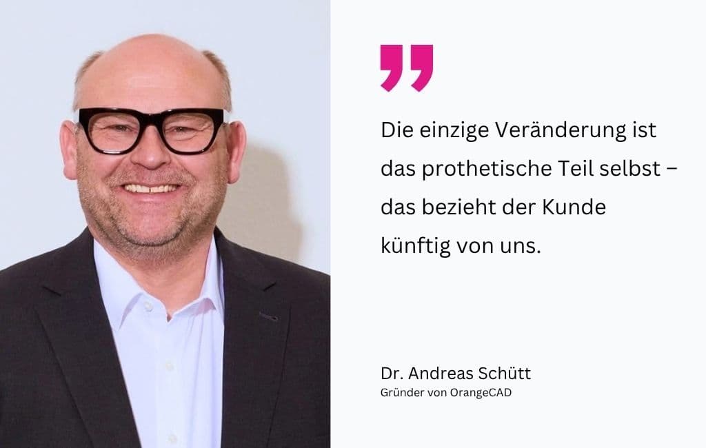 Dr. Andreas Schütt steht lächelnd vor einer weißen Wand. Er trägt eine schwarze Brille, ein dunkles Sakko, ein weißes Hemd und Jeans.