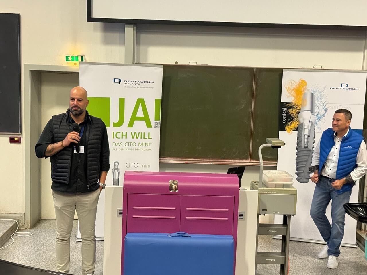 Prof. Dr. Dr. Lars Bräuer als Hausherr des Anatomischen Instituts der Universität Erlangen begrüßt gemeinsam mit Jochen Talmon von Dentaurum über 100 Teilnehmer zum 2. Fachtag Implantologie in Erlangen. Ein interessantes und kompaktes, vielseitiges Programm erwartet das Publikum.