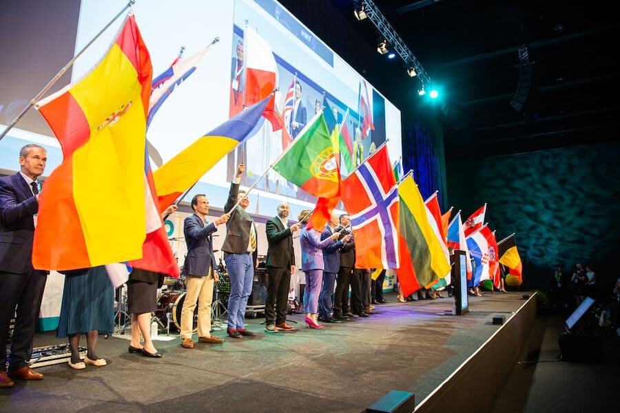 ep10openingCeremonyFlags2