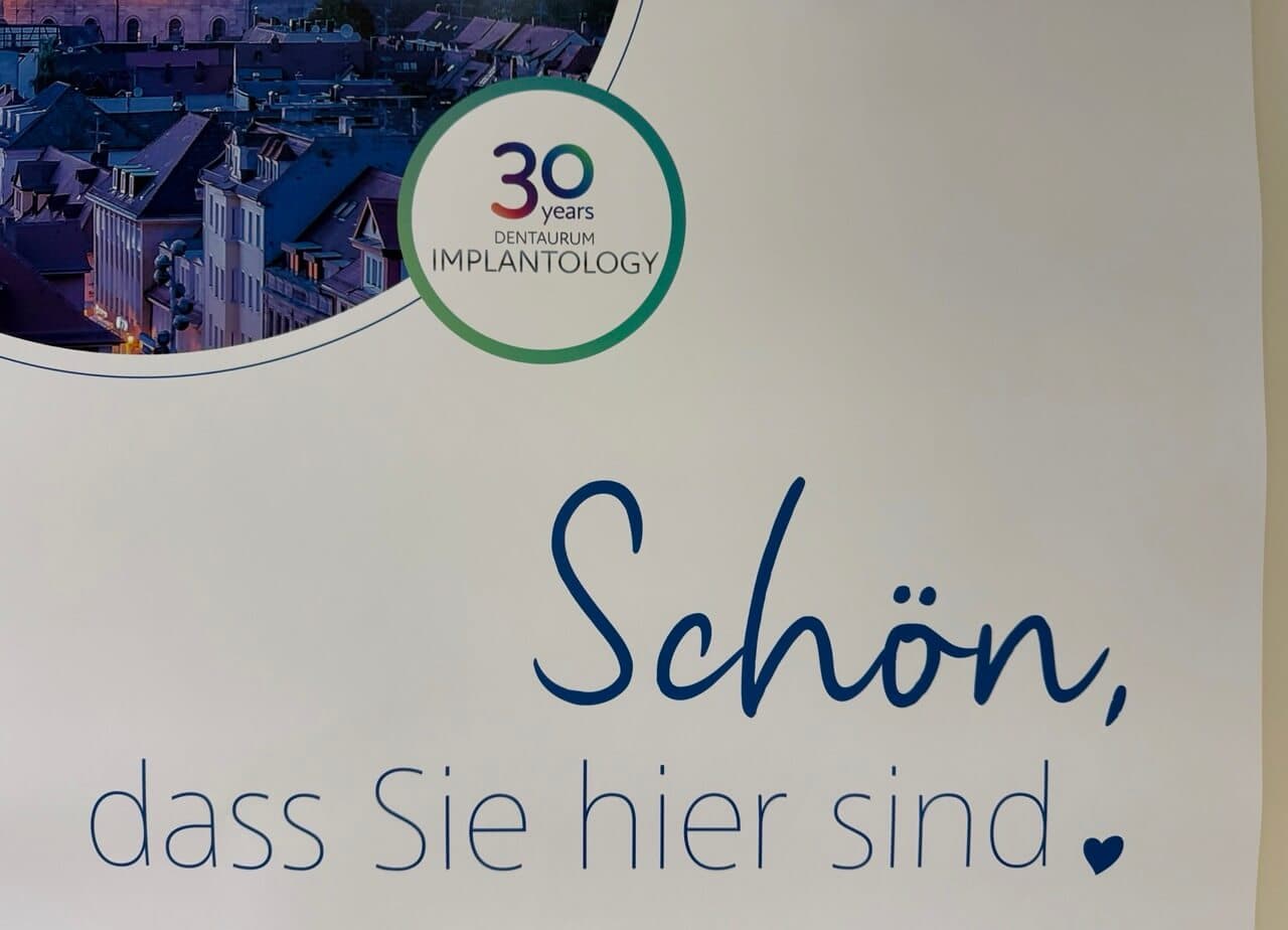 2. Fachtag Implantologie in Erlangen von Dentaurum. Dass die herzliche Begrüßung des ältesten inhabergeführten Dentalunternehmens mehr ist als eine Worthülse zeigte sich ab der ganzen Veranstaltung durch ein sehr familiäres Miteinander von Referenten und Teilnehmern und der oft ausgedrückten Wertschätzung des Unternehmens und seiner Repräsentanten.