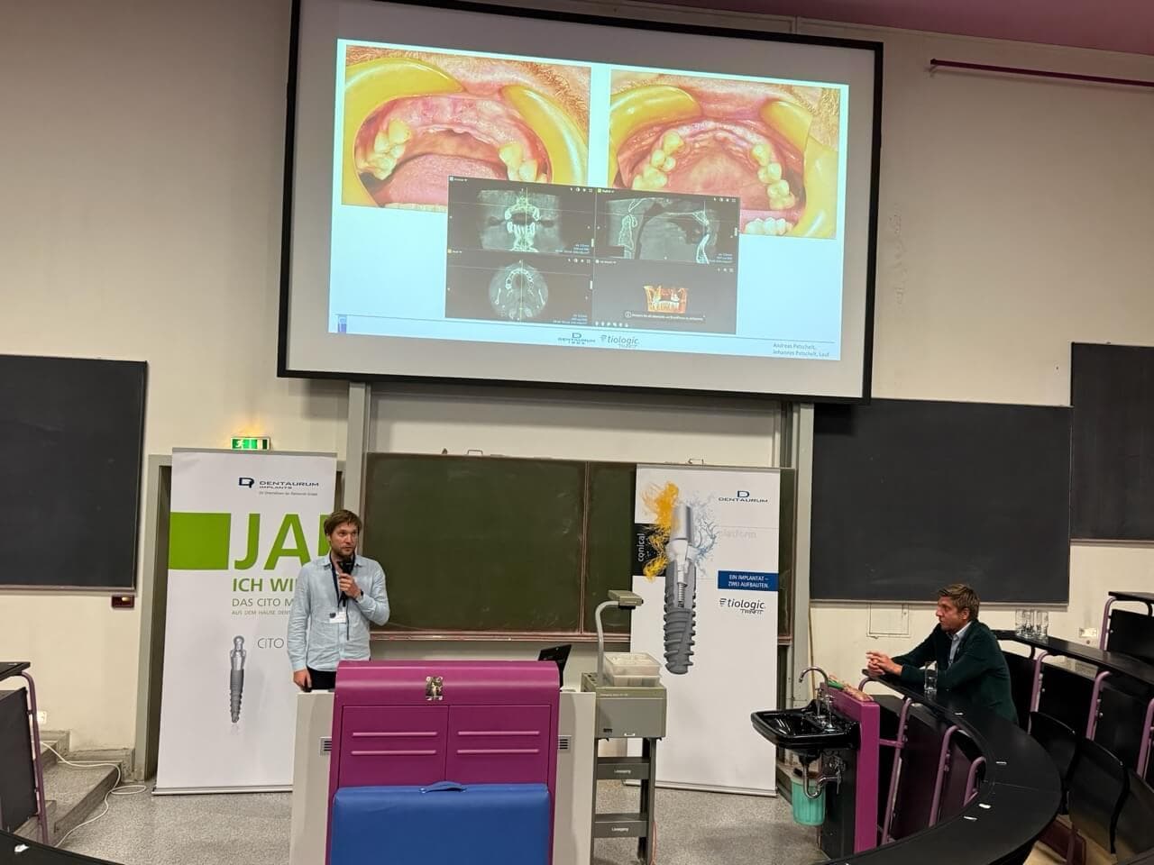 Im Doppelpack schlossen die beiden Brüder Dres. Andreas und Johannes Petschelt den implantologisch-fachlichen Teil ab und hatten mit PRGF und Hyaluronsäure auch ein Doppelpack zur Biologisierung in der Implantolgie dabei. Bei beiden Verfahren beobachten sie eine verbesserte und beschleunigte Wundheilung und beeindruckend blande Verhältnisse selbst nach großflächiger Chirurgie. Für die HA spricht die einfache Verfügbarkeit und Zeitersparnis. Ganz neu sind Produkte wie Regenfast von Geistlich, die KEM und Hyaluronsäure in einer Darreichung bieten.