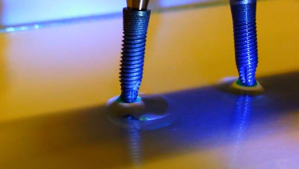Plasma-Aktivierung-von-Implantaten