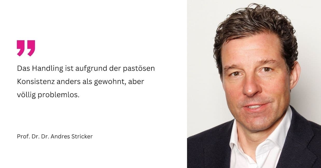 Porträtfoto von Prof. Dr. Dr. Andres Stricker, lächelnd, in dunklem Sakko und weißem Hemd, vor hellem Hintergrund.
